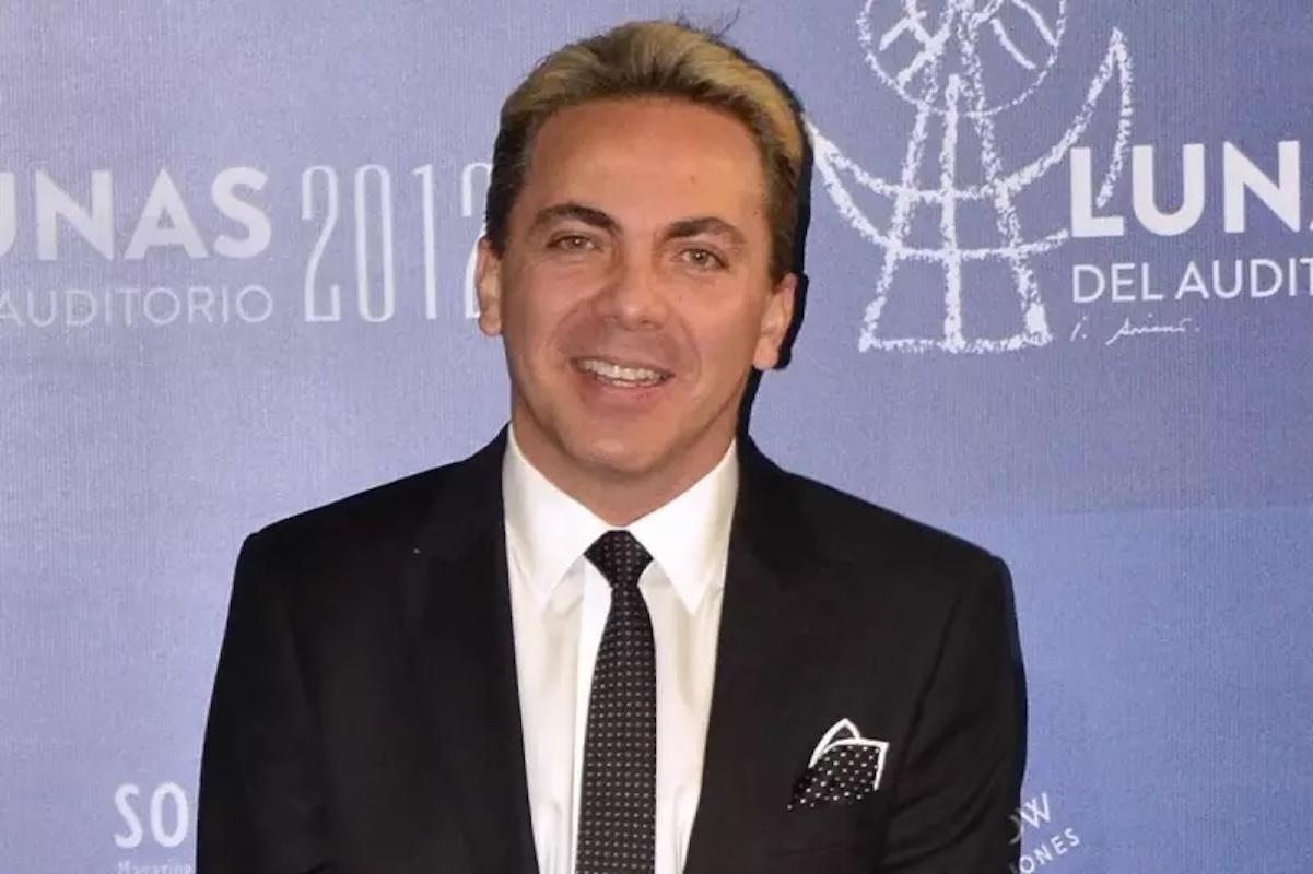 Cristian Castro se gradúa de preparatoria a los 51 años