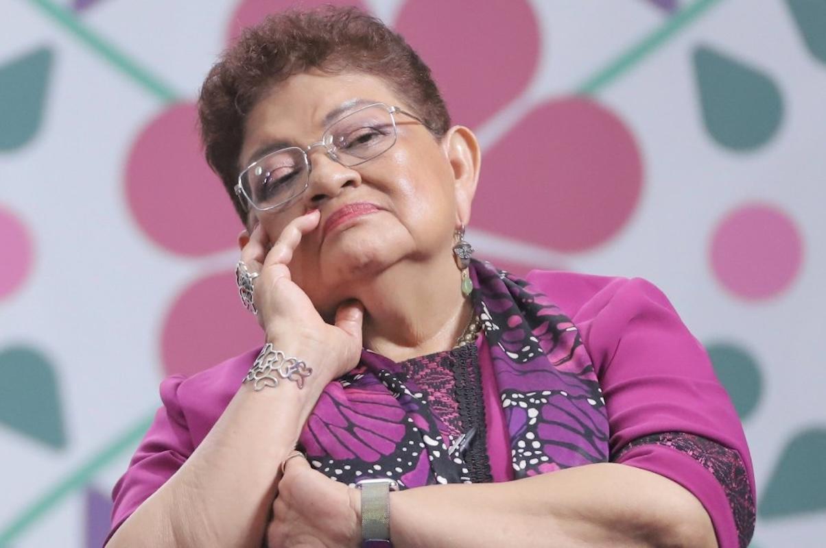 Exhiben guardarropa de Ernestina Godoy con prendas de diseñador 