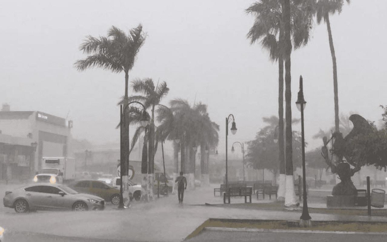 Policía Estatal brinda auxilio y protección a familias en zonas afectadas por lluvias en Sonora
