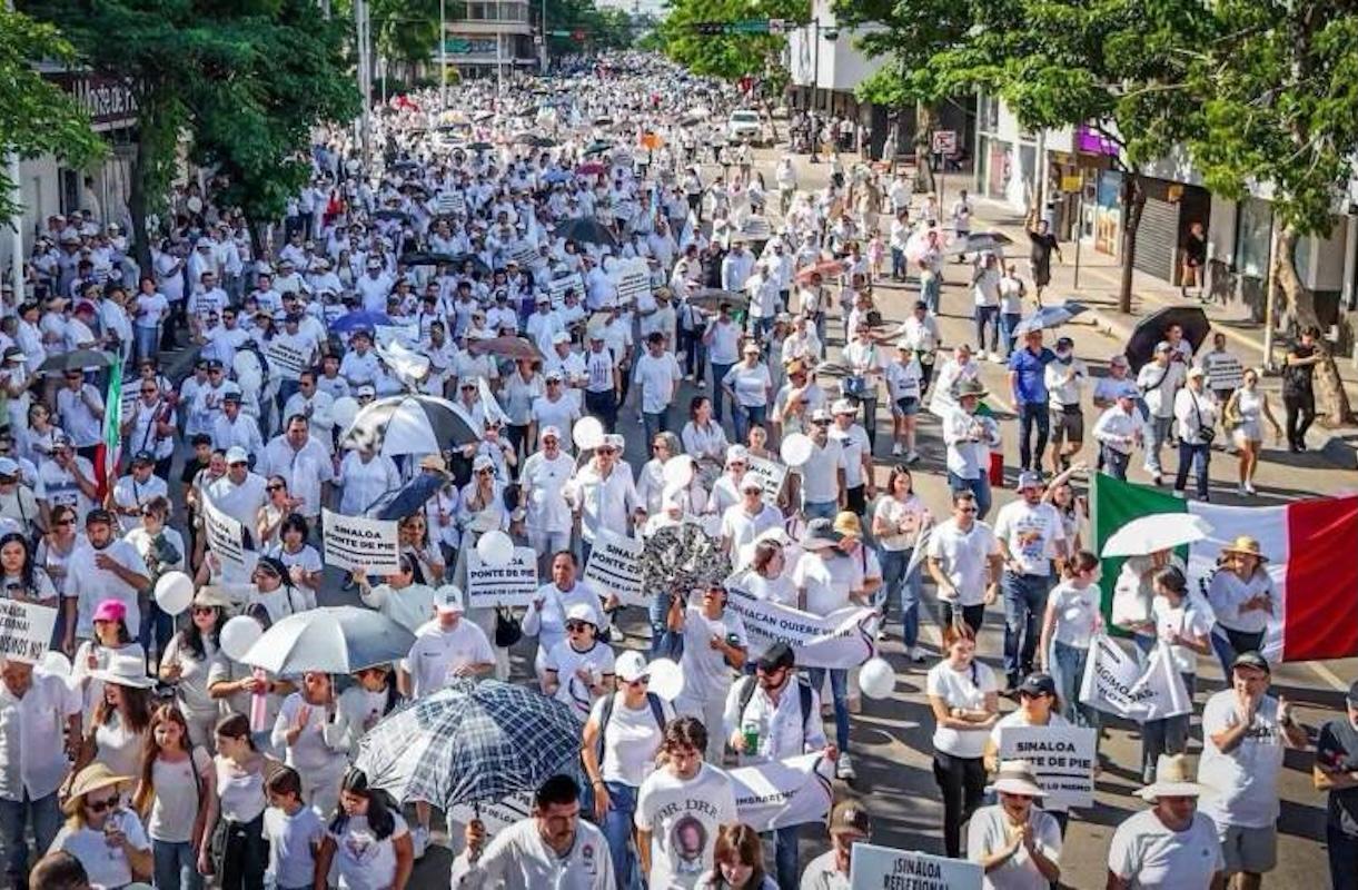 Ciudadanos de Culiacán marchan por la paz 