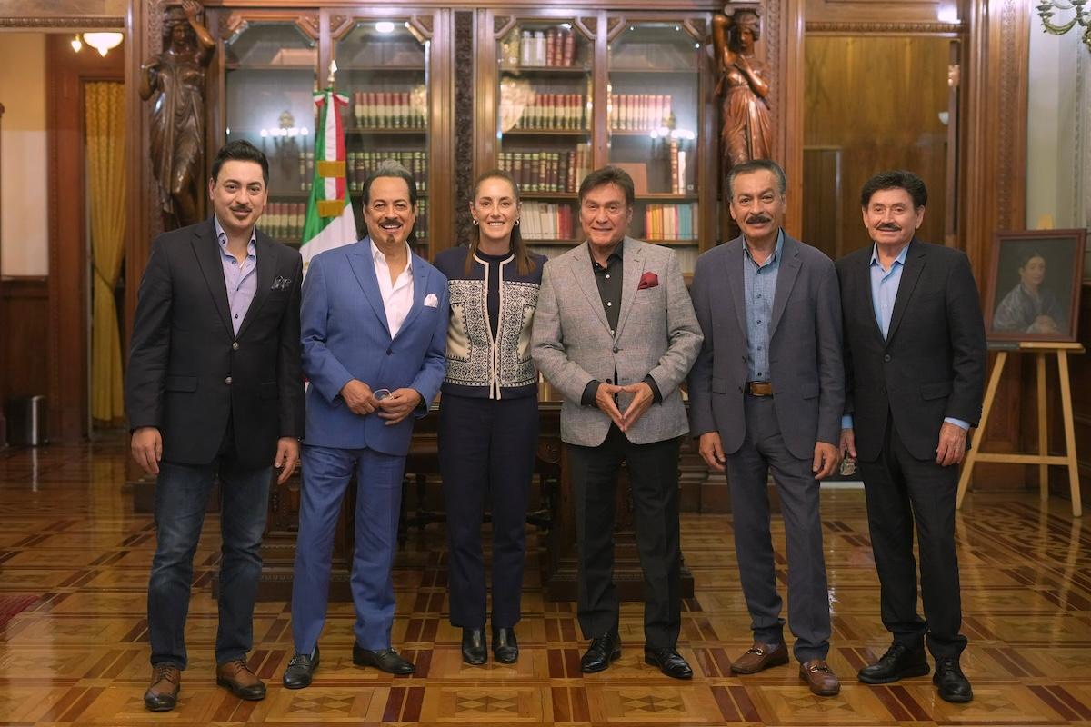 Claudia Sheinbaum recibe a Los Tigres del Norte en Palacio Nacional