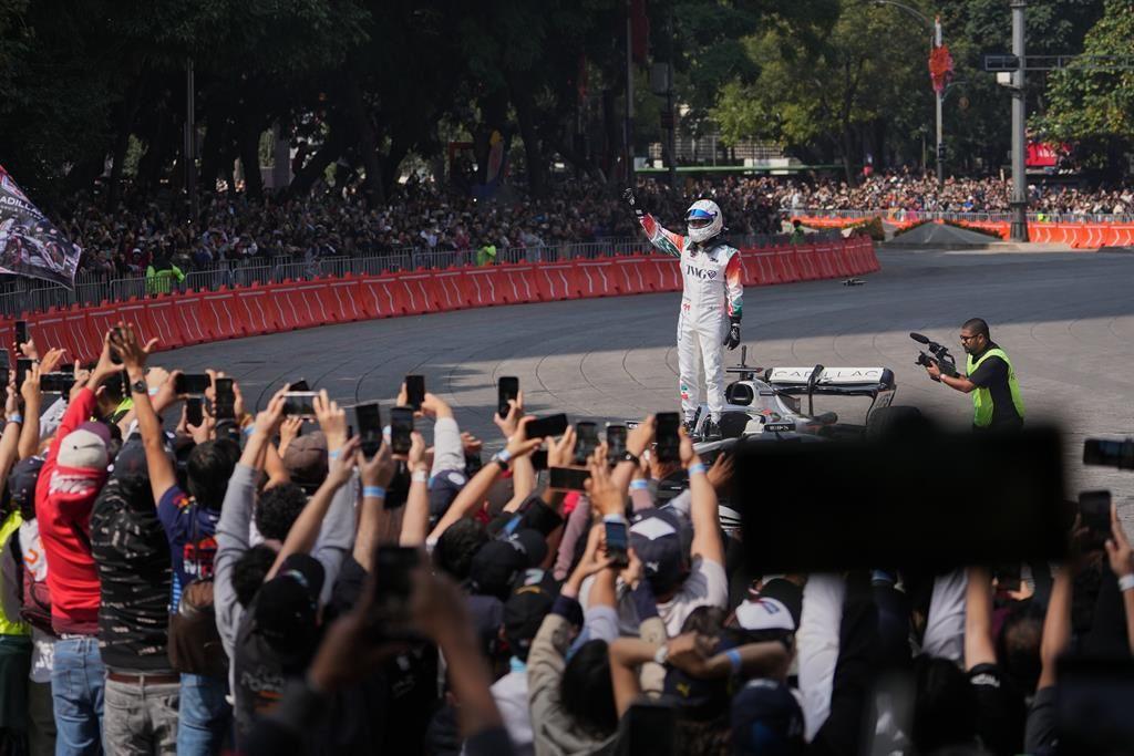 Checo Pérez reúne a miles de aficionados en Reforma previo al GP de México