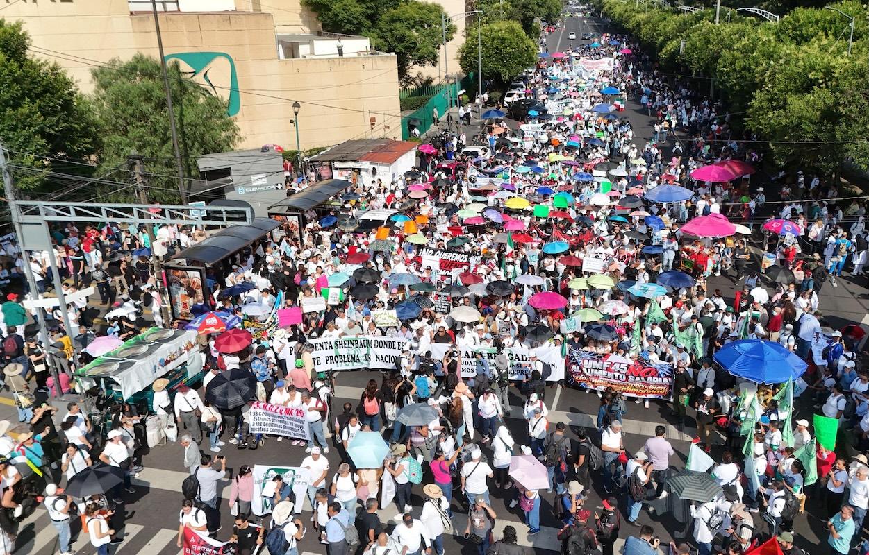Trabajadores del IMSS marchan por mejores salarios y abasto de medicamentos