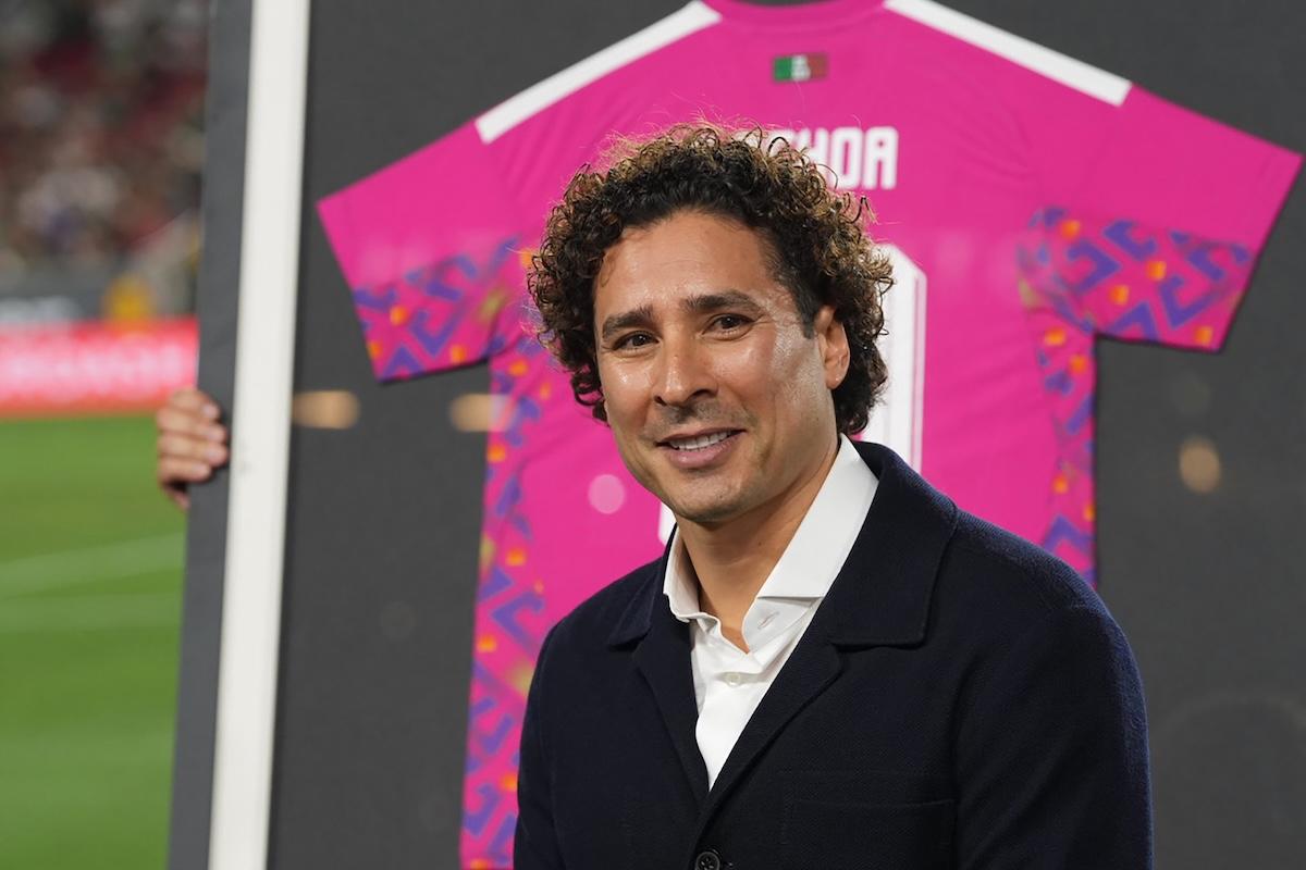 Memo Ochoa recibe emotivo homenaje en Los Ángeles