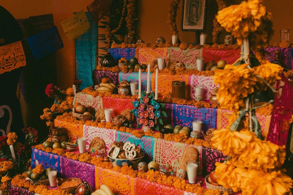 Día de muertos:¿Cuándo se pone la ofrenda y qué elementos debe llevar?