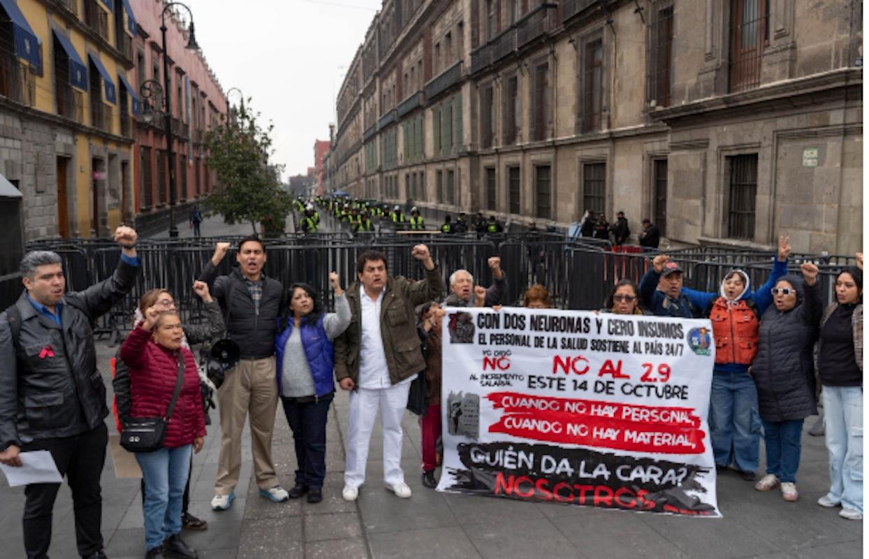 Protesta de trabajadores del IMSS frente a Palacio Nacional se encuentra con cerco policíaco 