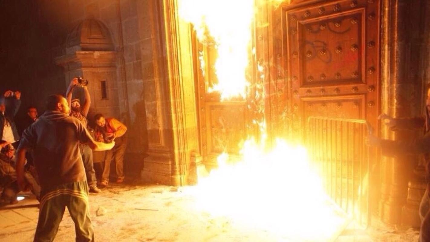 Encapuchados destruyeron las puertas del palacio de gobierno de Jalisco