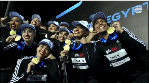 ¡Espectacular actuación del equipo de natación artística!