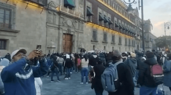 Maestros rechazan aumento salarial y protestaron afuera de Palacio Nacional