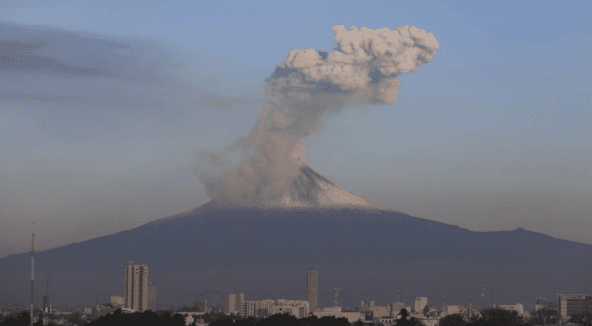 Volcán Popocatépetl continúa con actividad