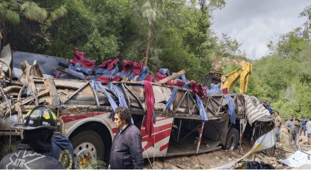 Volcadura de autobús de pasajeros en carretera de Oaxaca deja a más de 25 víctimas