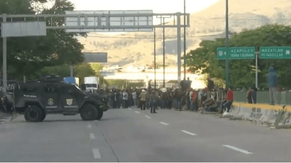 Manifestantes en la autopista del sol piden liberación de dos presuntos integrantes de la banda de Los Ardillos