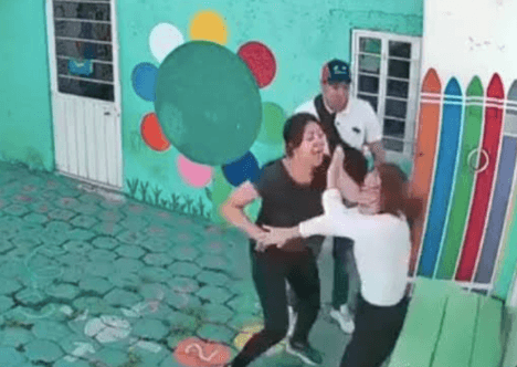 Maestra de kinder reitera que no fue la única agredida