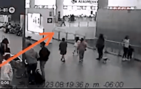 Truena un vidrio en la Terminal 2 del AICM