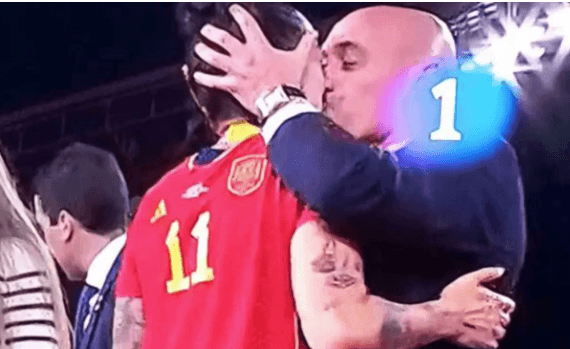 Causa polémica el festejo de Luis Rubiales con Jenni Hermoso en el mundial femenil