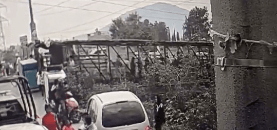 Puente peatonal se desploma en el Estado de México