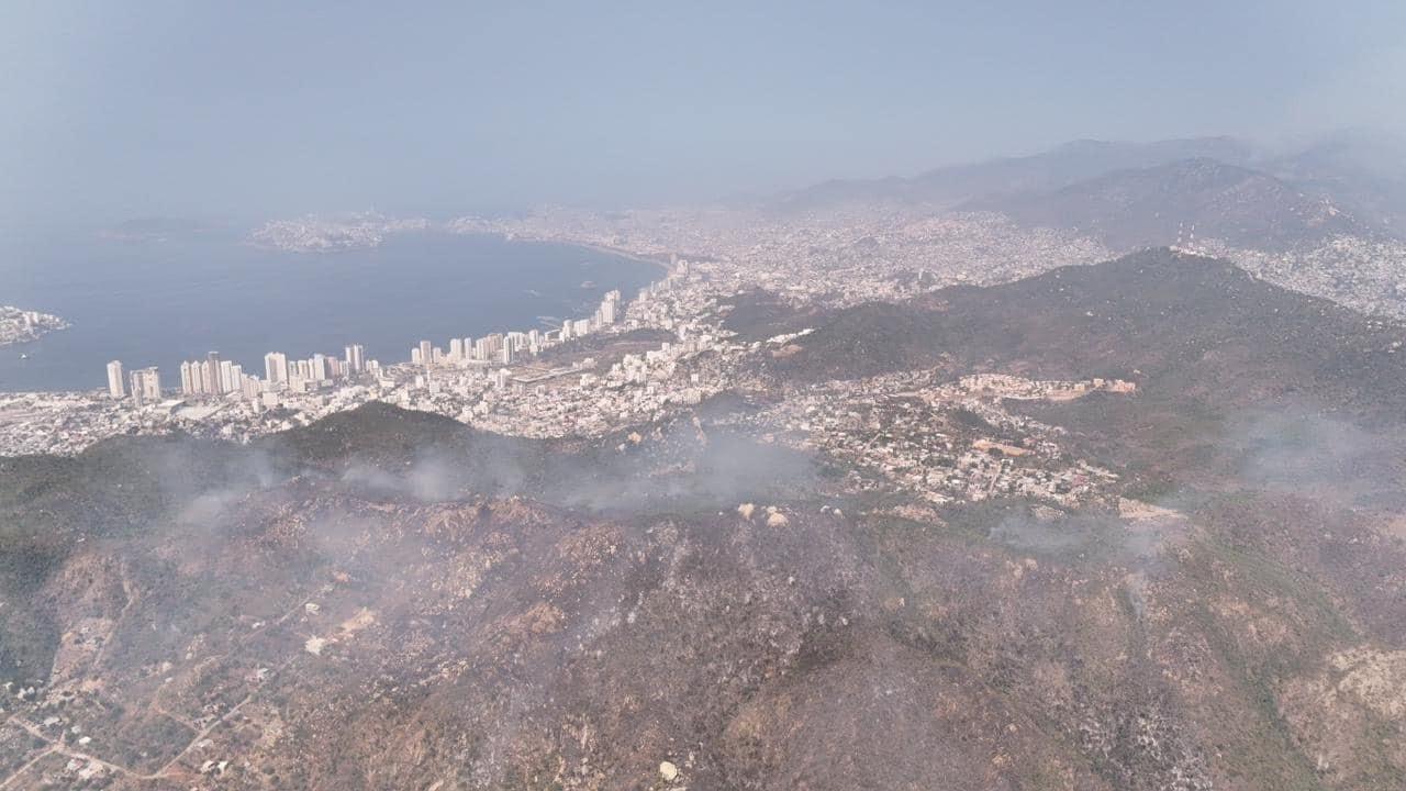 Redoblan esfuerzos para la atención de los incendios en Acapulco