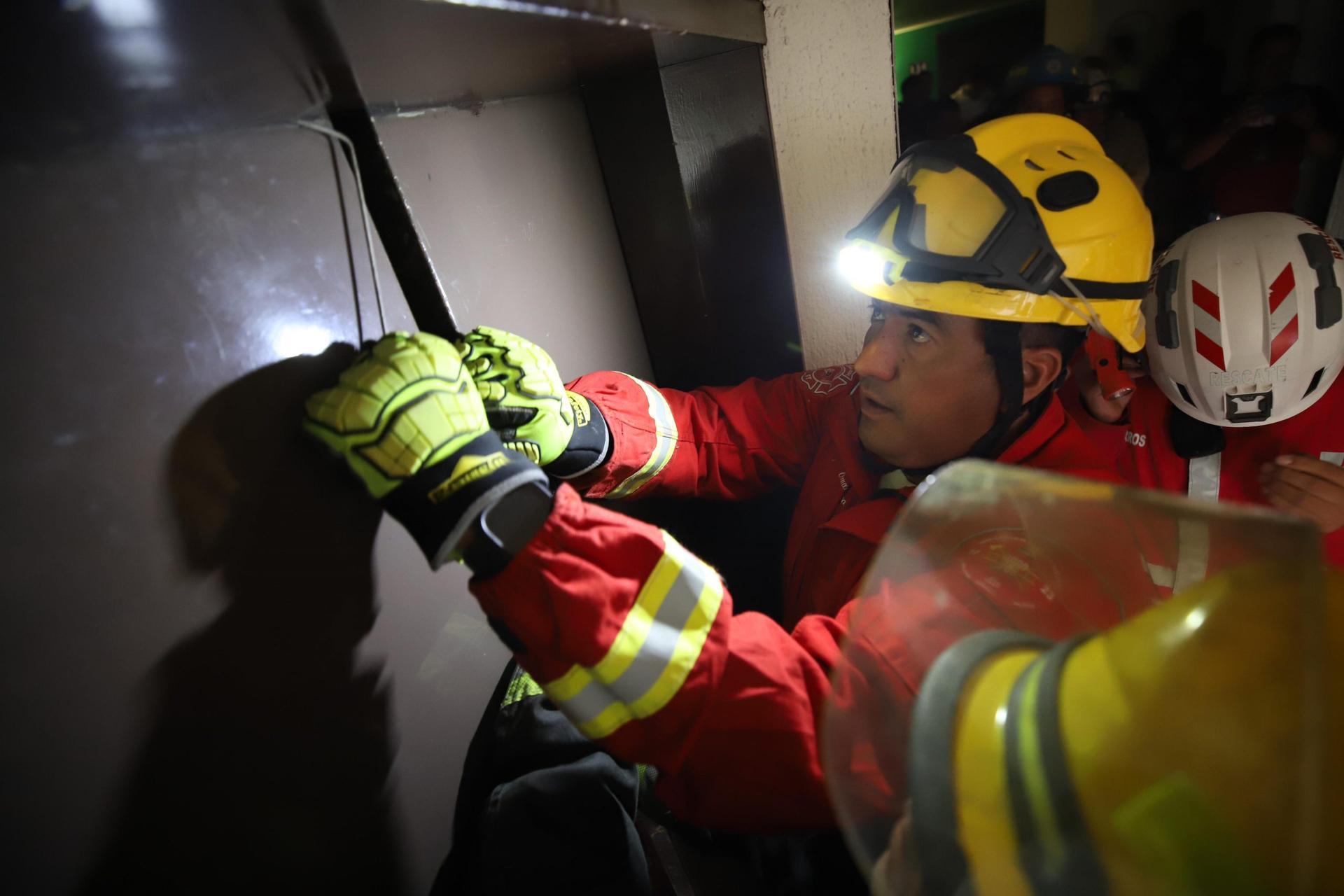 Deportistas se salvan de una tragedia, al caer elevador de un hotel en Guadalajara