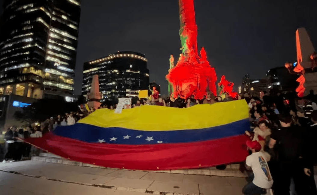 Venezolanos toman el ángel de la independencia para manifestarse en contra de Maduro