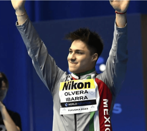 Osmar Olvera va a la final de clavados