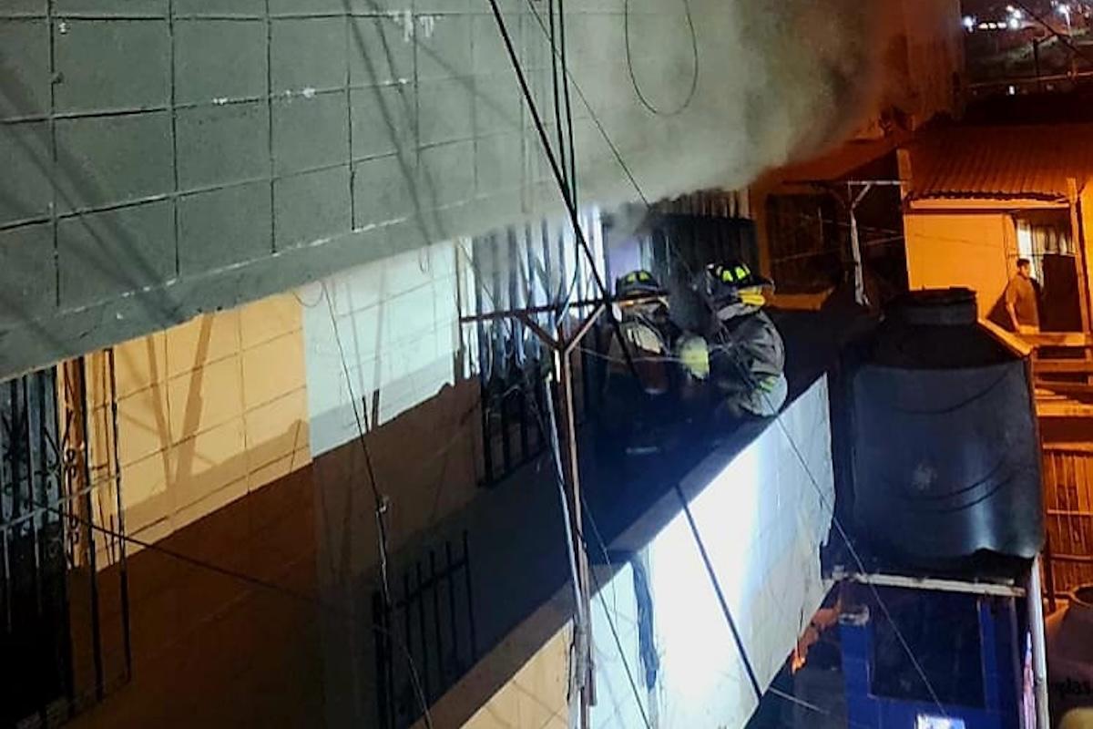 Rescata oficial a hombre inconsciente de casa en llamas en Nogales