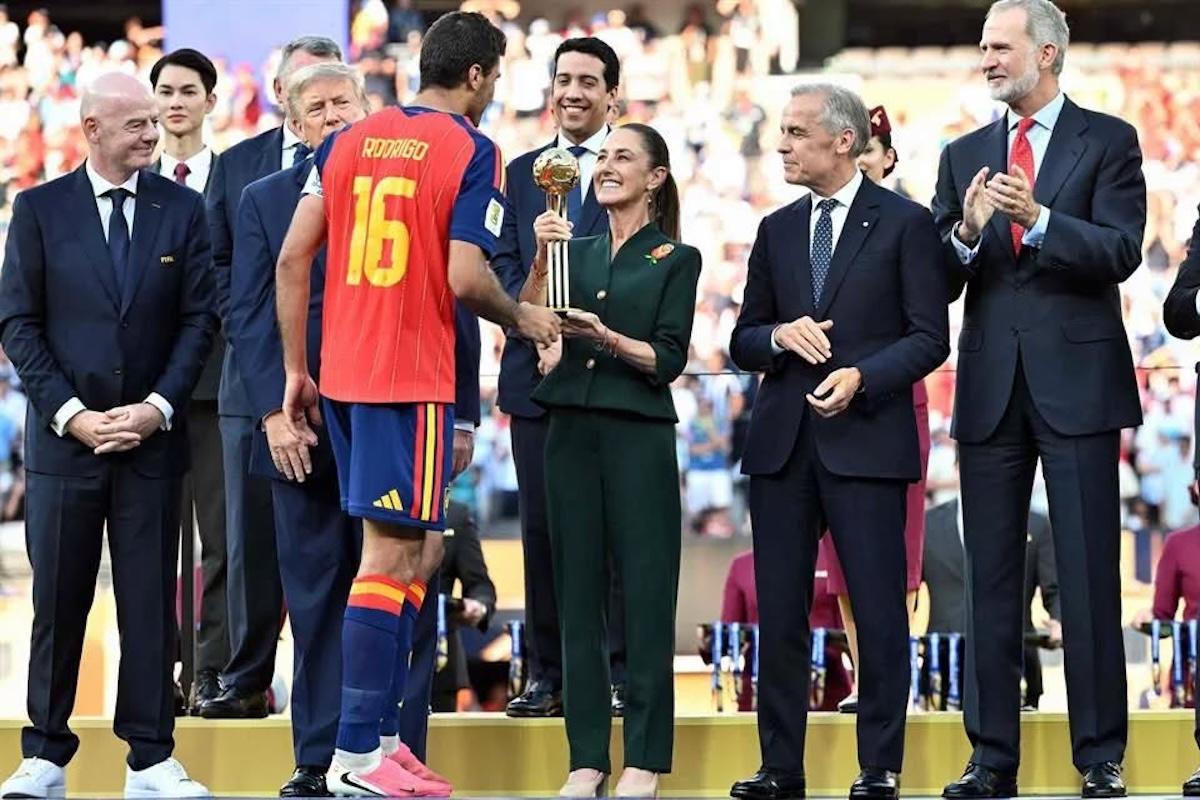 Claudia Sheinbaum entregó el balón de oro en la clausura del Mundial