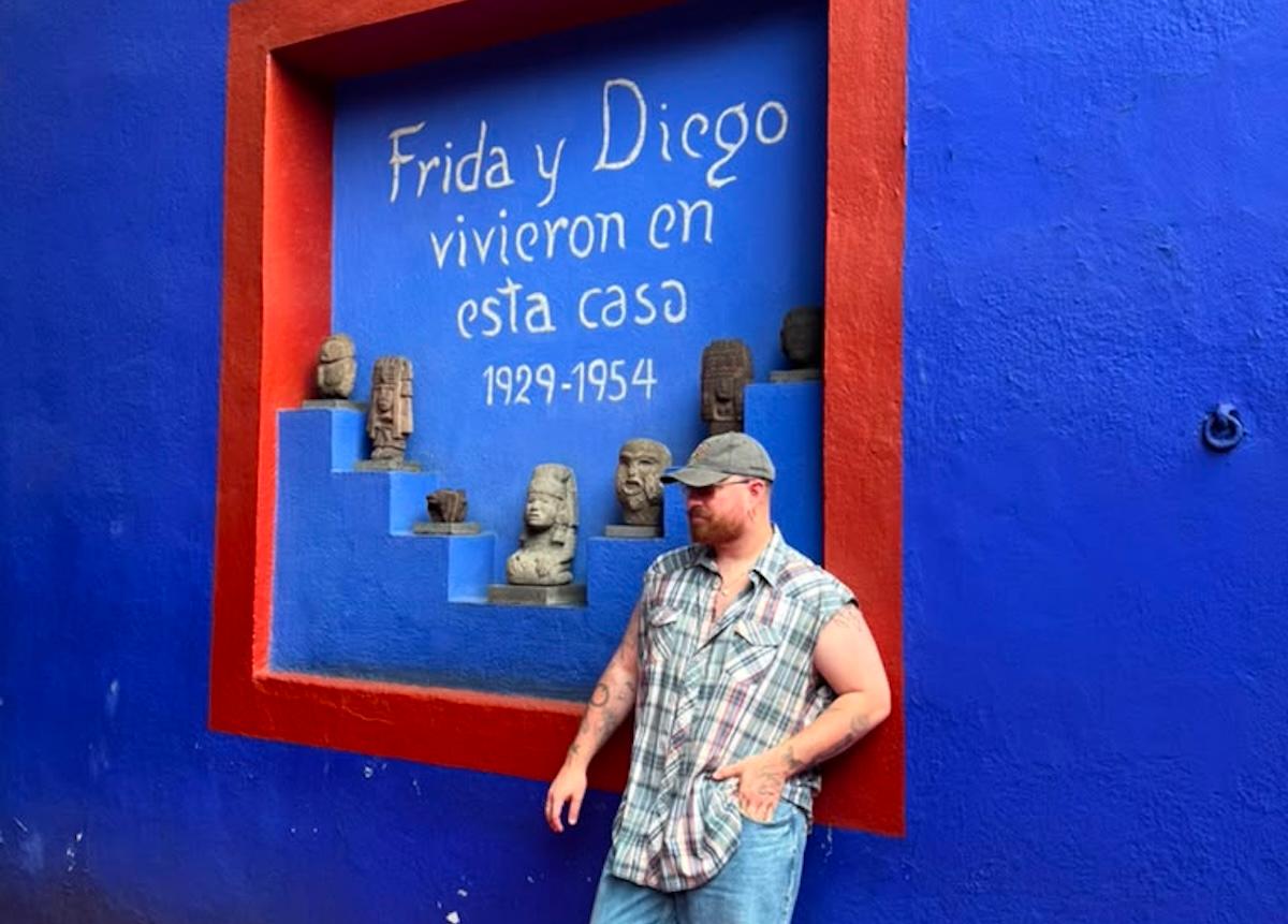 Sam Smith visita “el santuario” de Frida Kahlo
