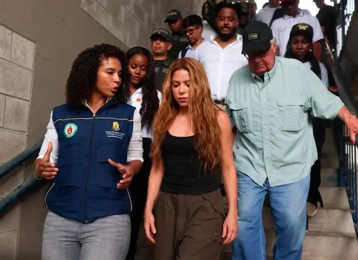 Shakira promete construir 10 escuelas y reconstruir una universidad tras sismo en Colombia