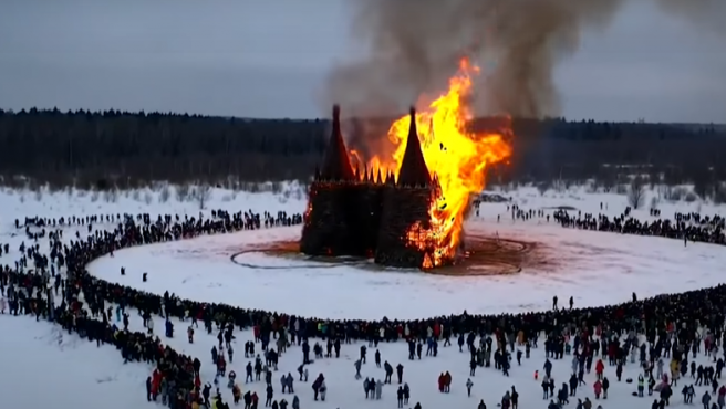 queman el castillo del coronavirus en Rusia