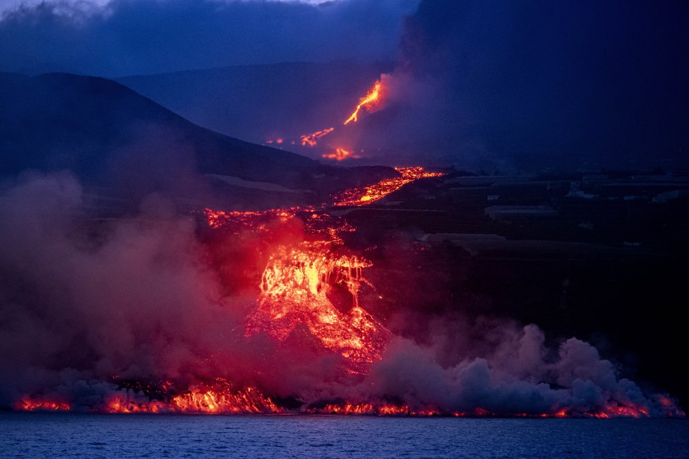 volcán La Palma lava toca el mar