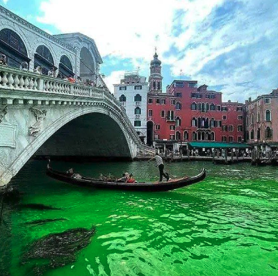 Venecia se tiñe de fluorescente 