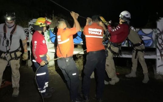 Rescatan a personas atrapadas en la crecida de un río en Jalisco