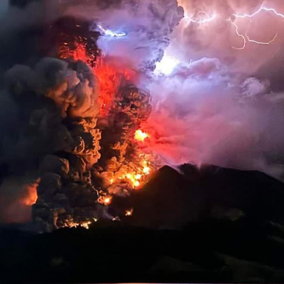 Impresionante erupción de un volcán en Indonesia